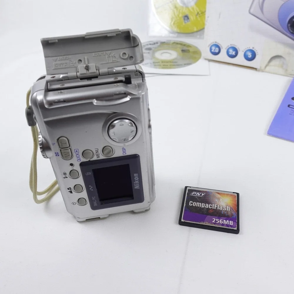 Nikon CoolPix E2000 2.0 Megapixel Digital Camera w/Memory Card Tested CIB
